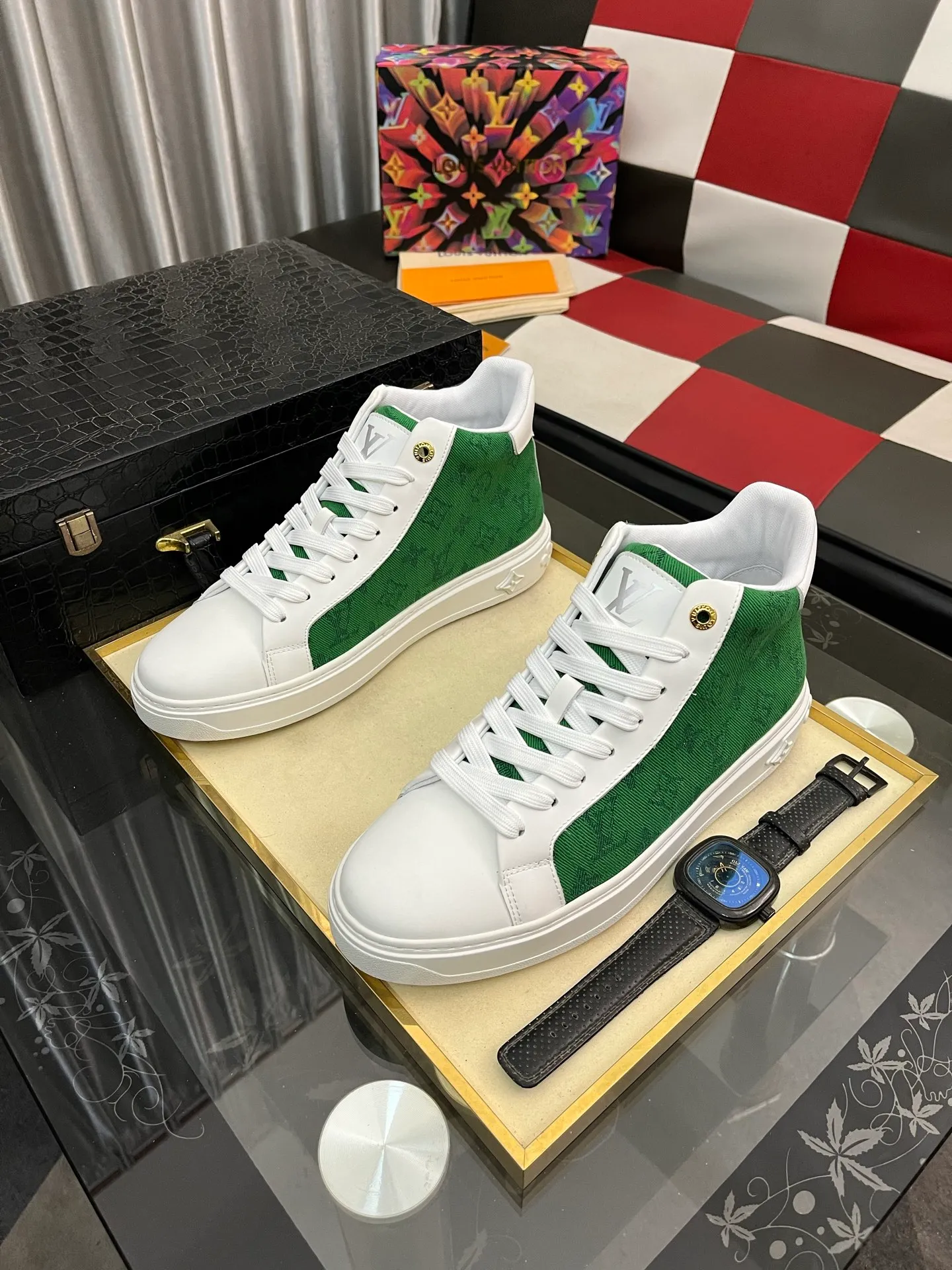 Men's shoes 💰: 560⌚️⌚️ Louis vuitton/LV Louis Vuitton 》Original quality.~ Unique modern style sneakers. 🏃A must-have casual shoe for trendy men😍😍 Original brand imported from Italy, imported original leather, sheep lining (refuses to discolor and grind feet) Sole: Original sole provided by the original factory, French lazy style design ⚠️Fit to the feet, original quality, super comfortable original sole. Code number: 38-444⃣️Color optional